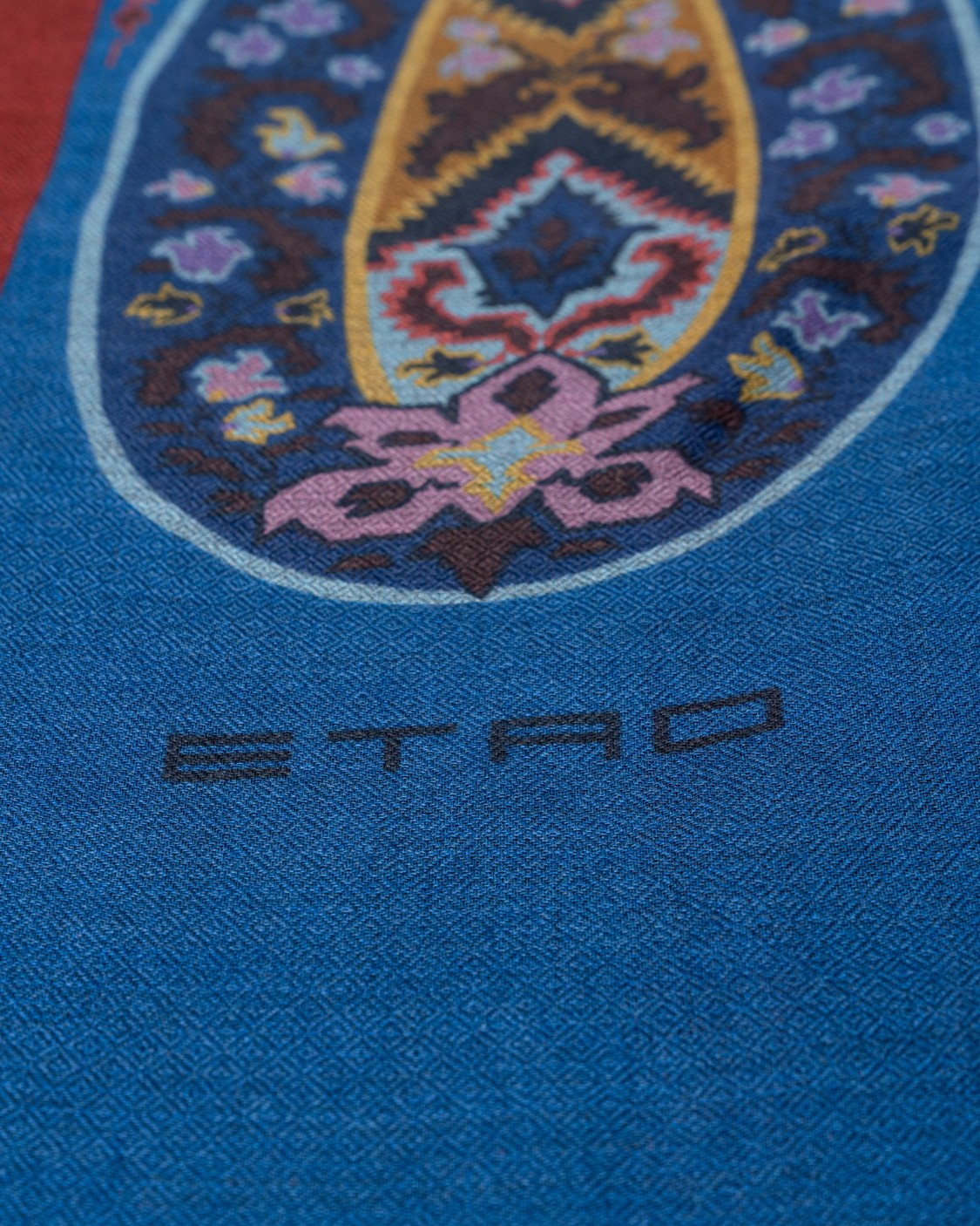 shop ETRO Saldi Sciarpa: Etro sciarpa in misto cachemire decorata da una stampa Paisley d'archivio e caratterizzata da bordi sfrangiati.
Dimensioni: 70 x 200 cm.
Composizone: 90% modal, 10% cachemire.
Made in Italy.. 11777 4010-0200 number 2776346